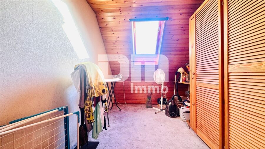 Ein-bis Zweifamilienhaus mit Anbauten auf 1.250 m² Traumgrundstück mit Panoramablick - Bestand OG / DG Ankleide / Bügelzimmer